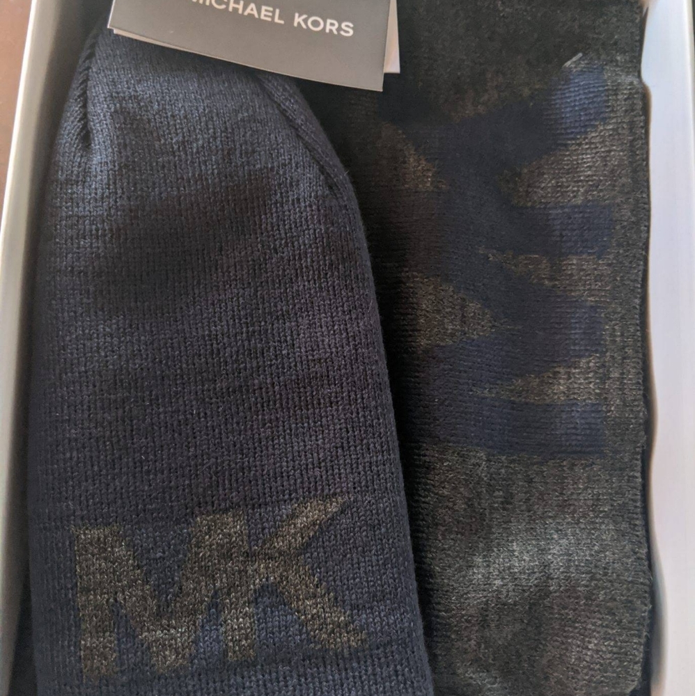 Michael Kors Men's Reversible Scarf and Hat Set Bl